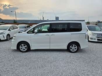 Used Toyota Voxy 2013 for sale - 70960215: Photo