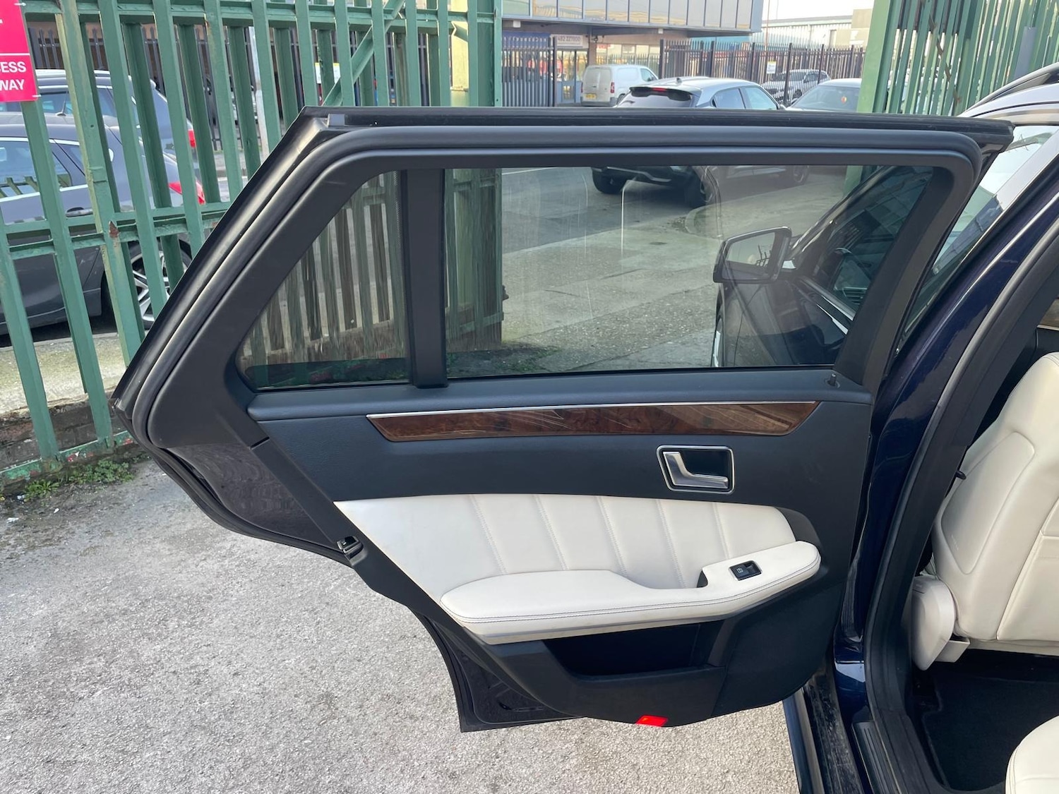 Used Mercedes-Benz E Class 2015 for sale - 77789910: Photo 25