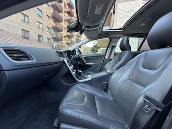 Used Volvo V60 2016 for sale - 79521361: Photo