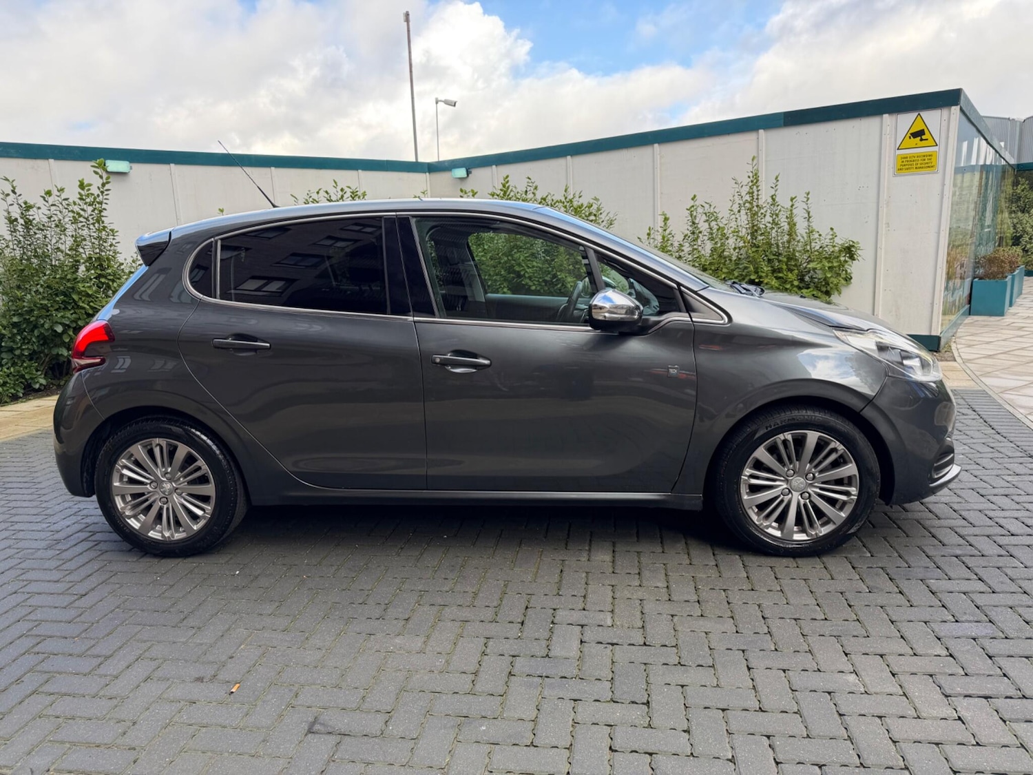 Used Peugeot 208 2016 for sale - 77396088: Photo 16