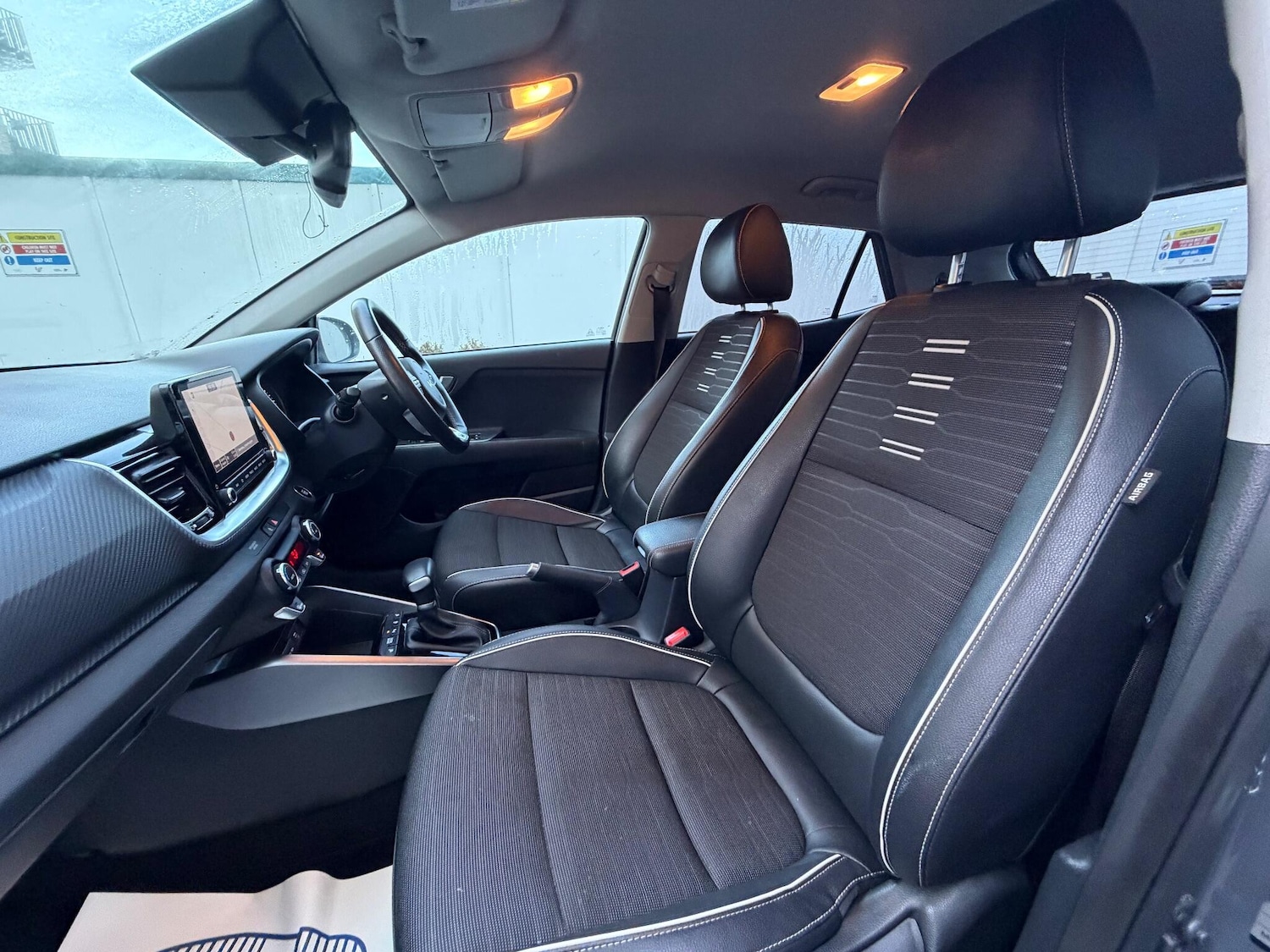 Used Kia Stonic 2023 for sale - 76780867: Photo 31