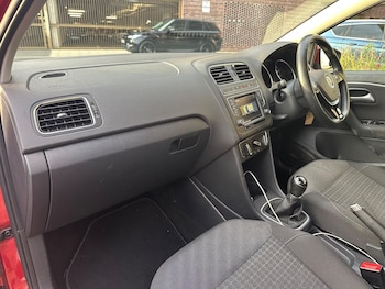 Used Volkswagen Polo 2015 for sale - 76573170: Photo