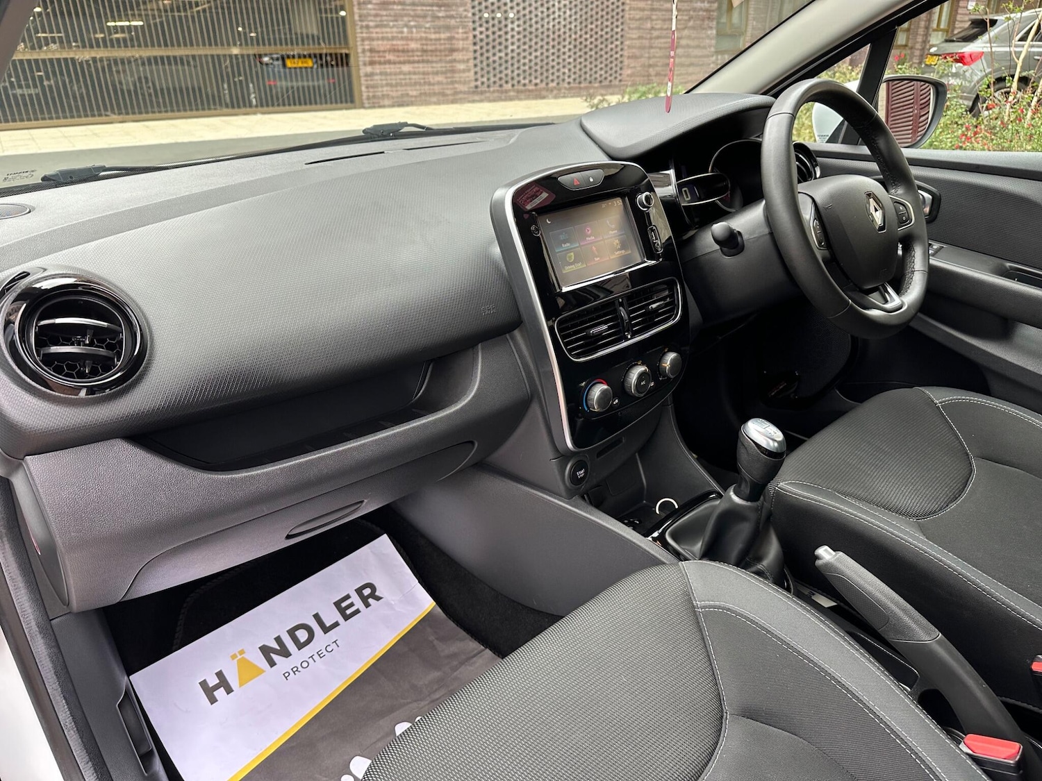 Used Renault Clio 2017 for sale - 76166393: Photo 3