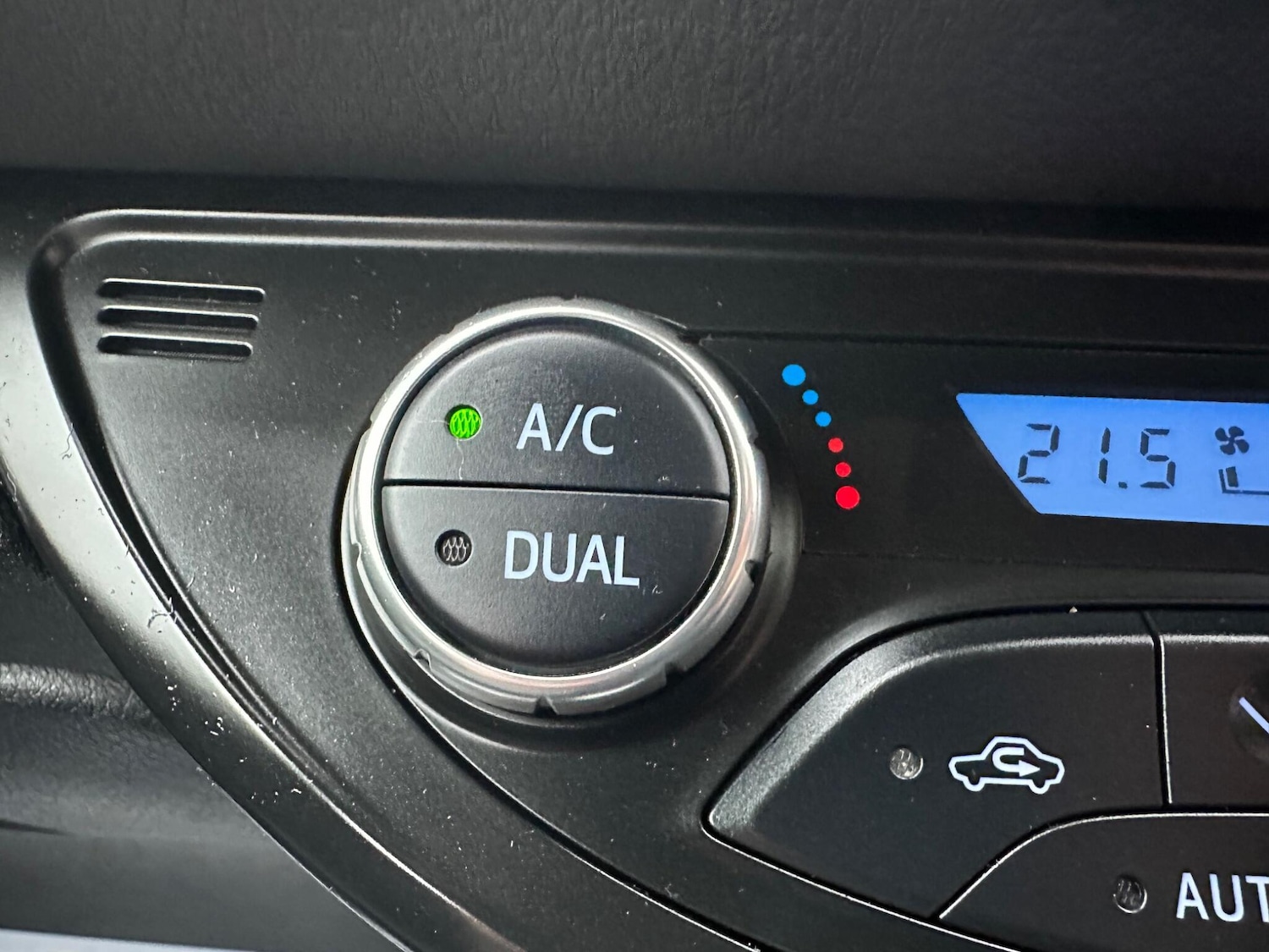 Used Toyota Yaris 2017 for sale - 76701287: Photo 34