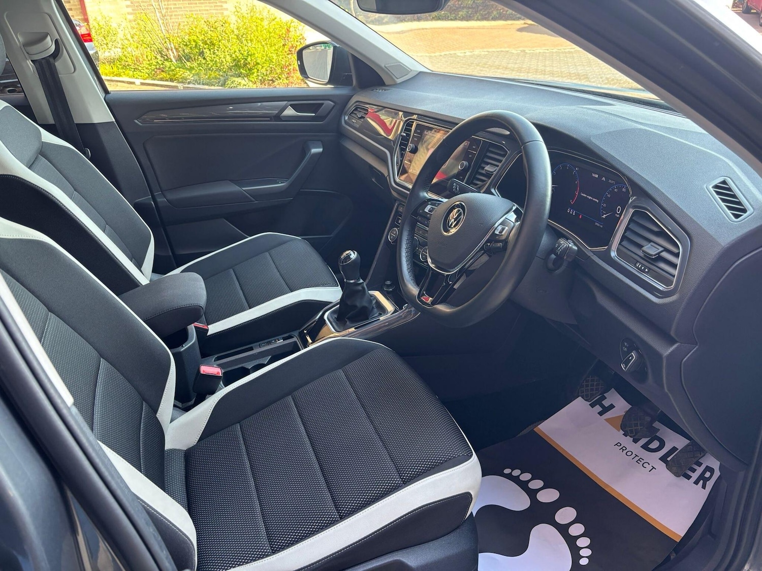 Used Volkswagen T-Roc for sale - 77957880: Photo 28