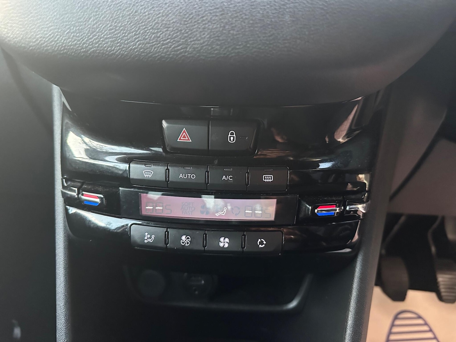 Used Peugeot 208 2015 for sale - 76608522: Photo 25