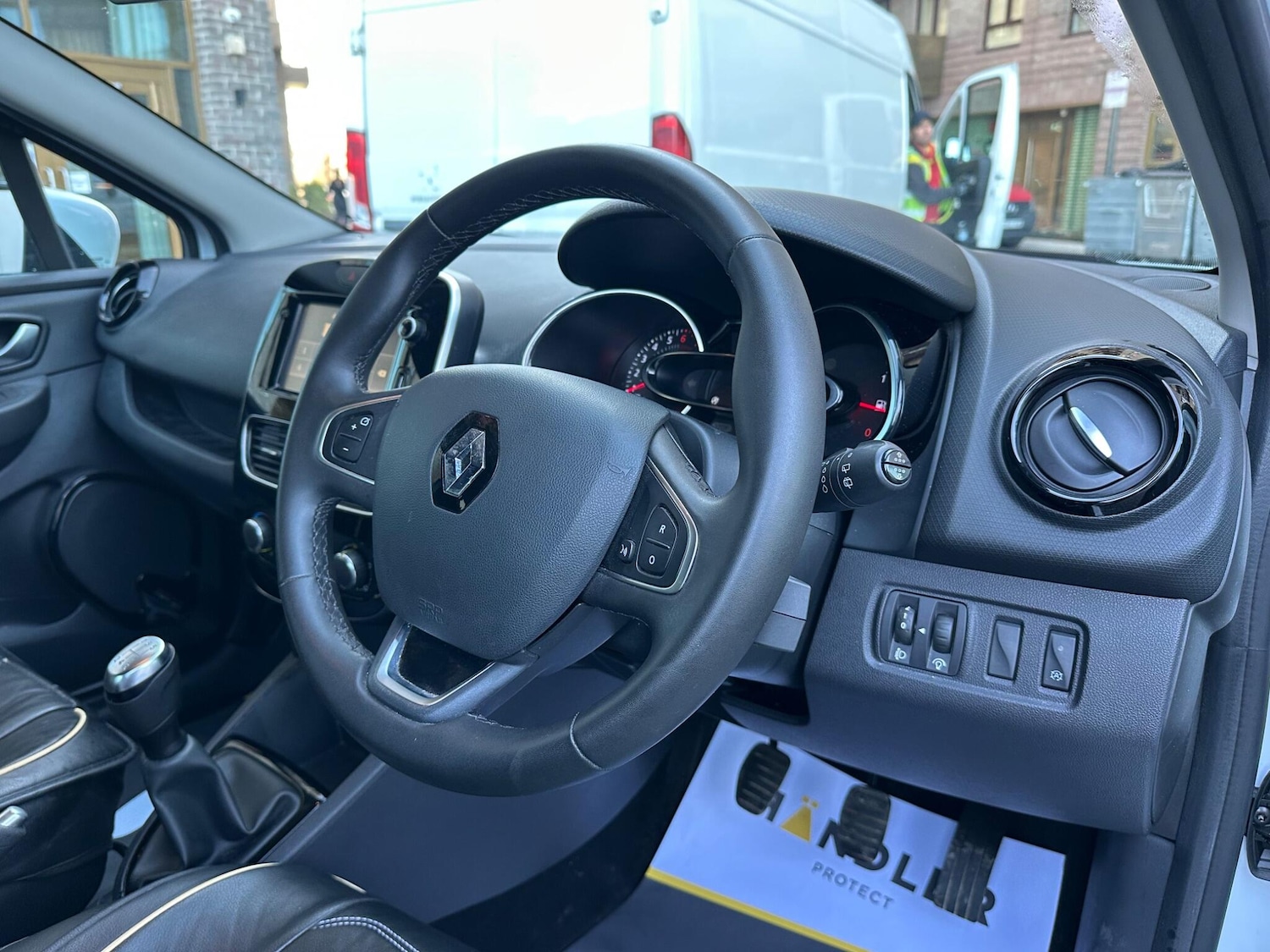 Used Renault Clio 2017 for sale - 76702063: Photo 28