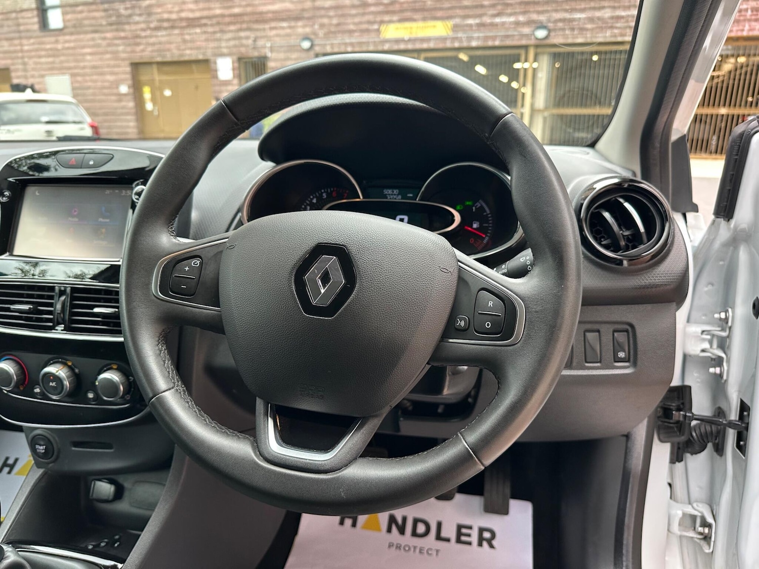 Used Renault Clio 2017 for sale - 76702063: Photo 29