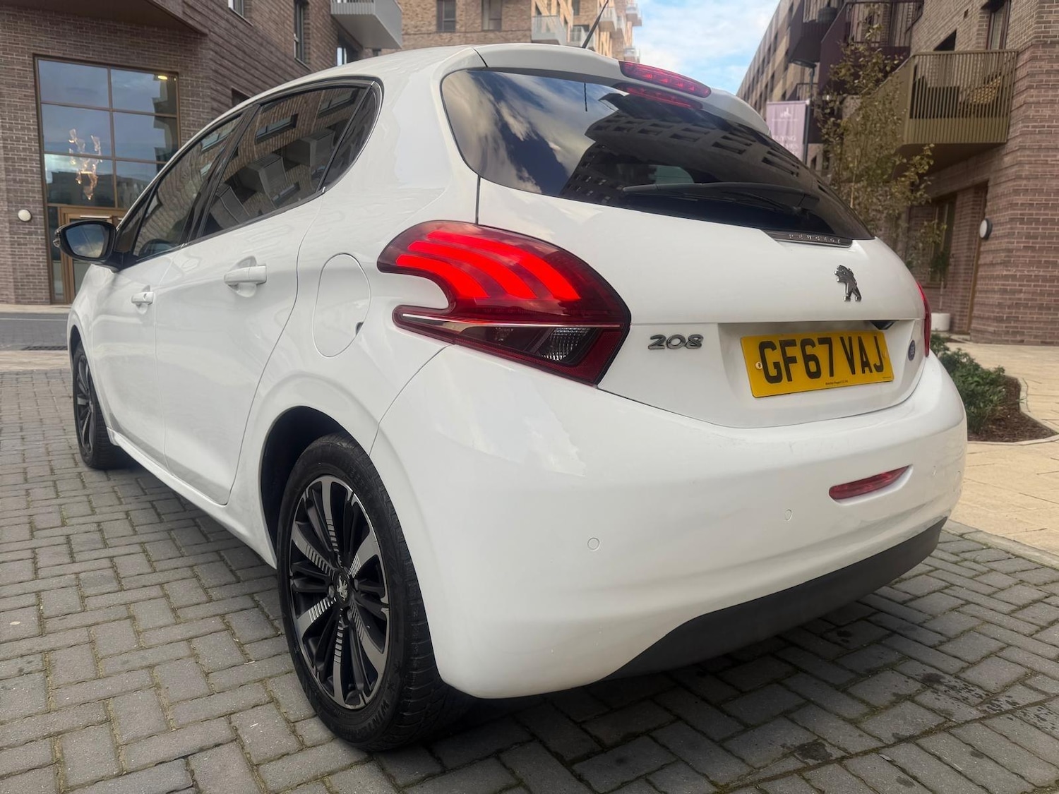 Used Peugeot 208 2017 for sale - 76240176: Photo 2