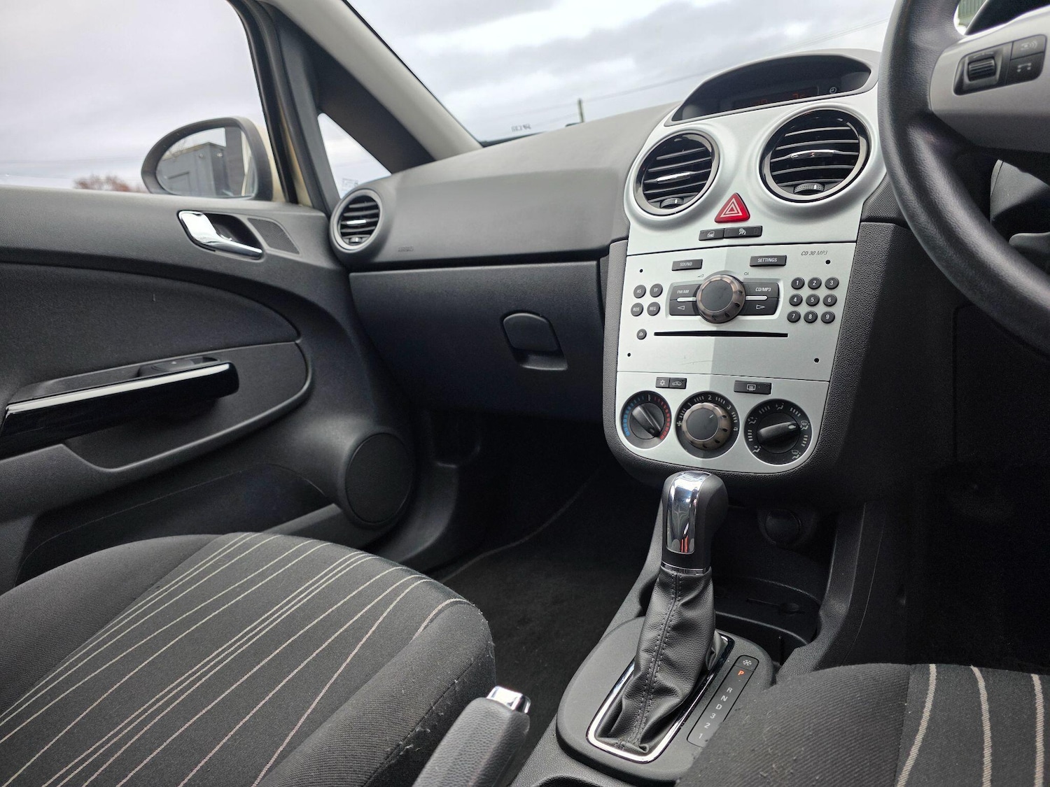 Used Vauxhall Corsa 2009 for sale - 77549277: Photo 23