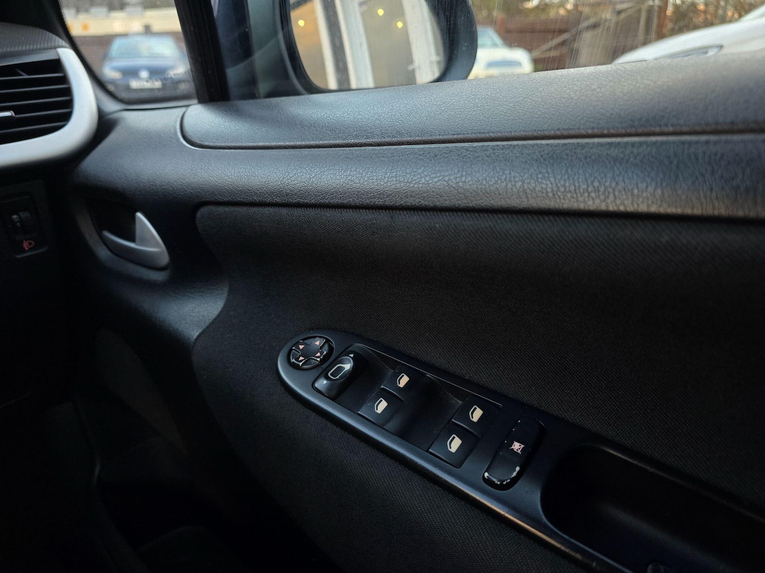 Used Peugeot 207 2012 for sale - 76633549: Photo 25