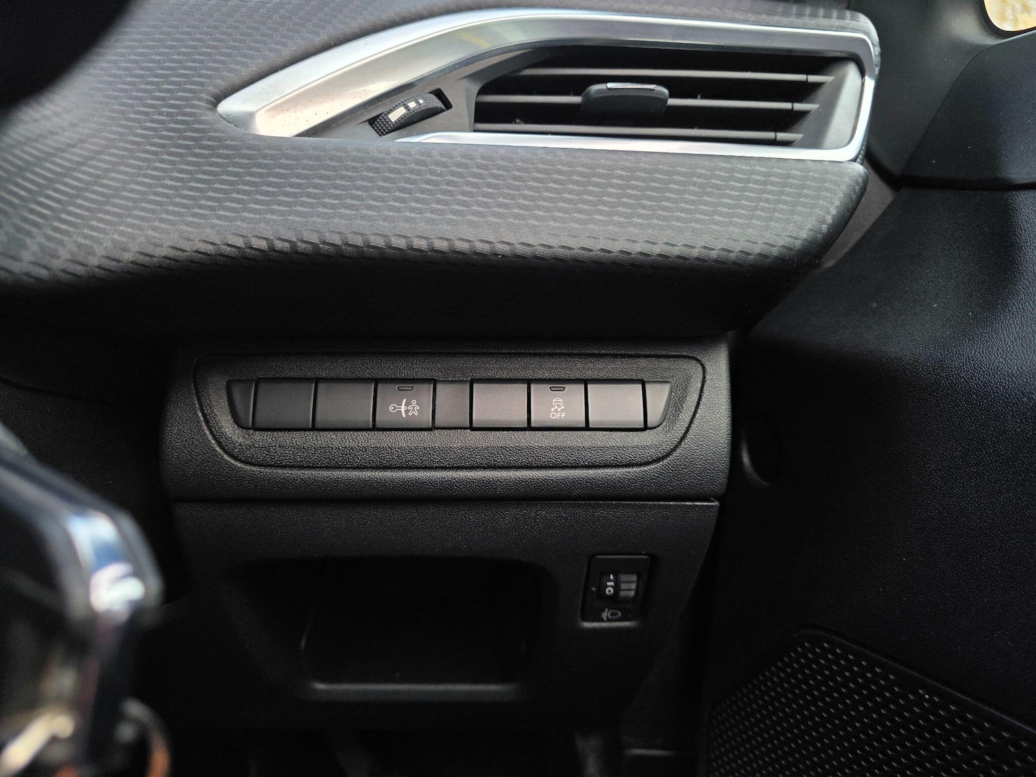 Used Peugeot 2008 2015 for sale - 76898560: Photo 31