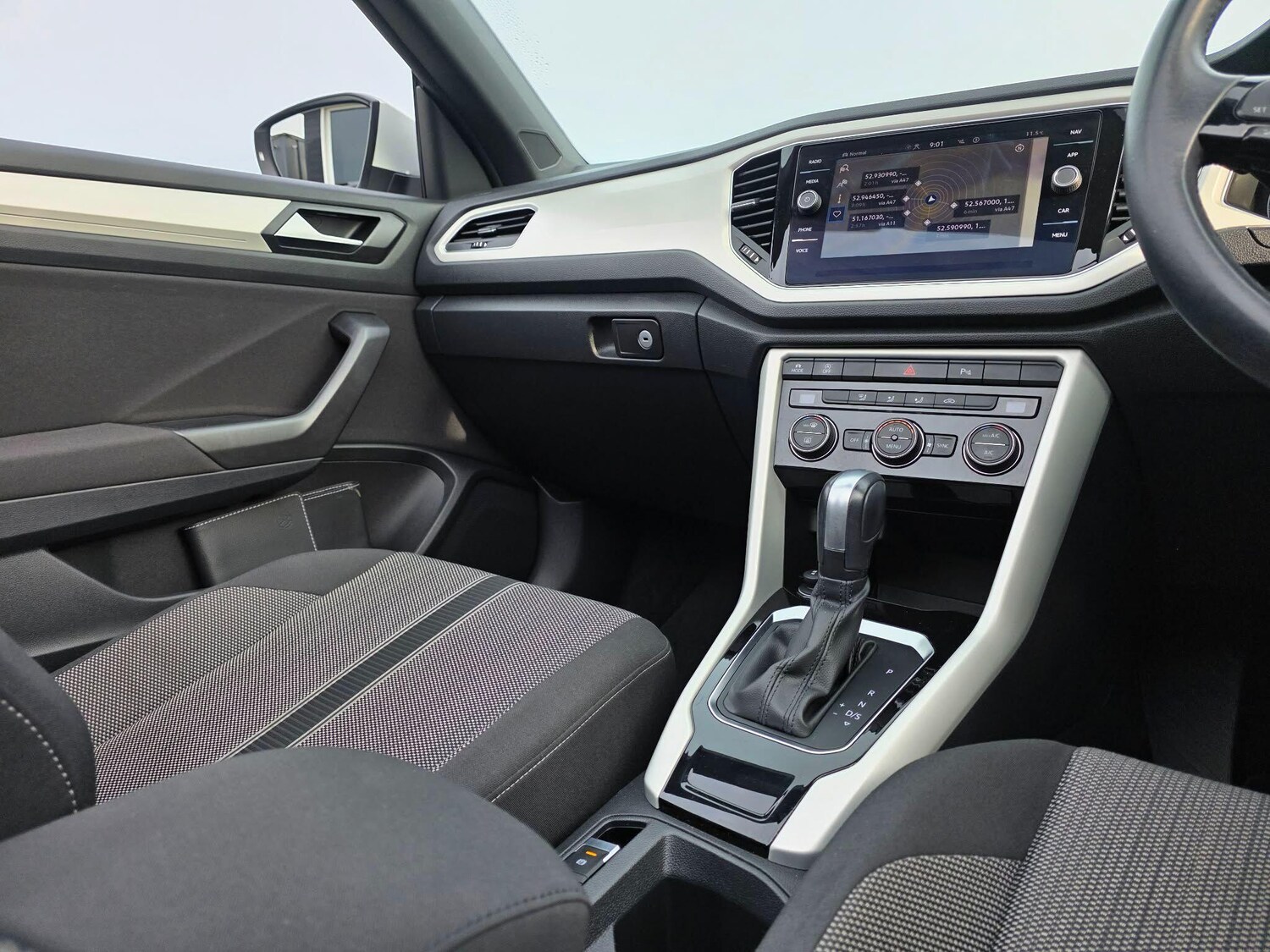 Used Volkswagen T-Roc for sale - 77695705: Photo 31