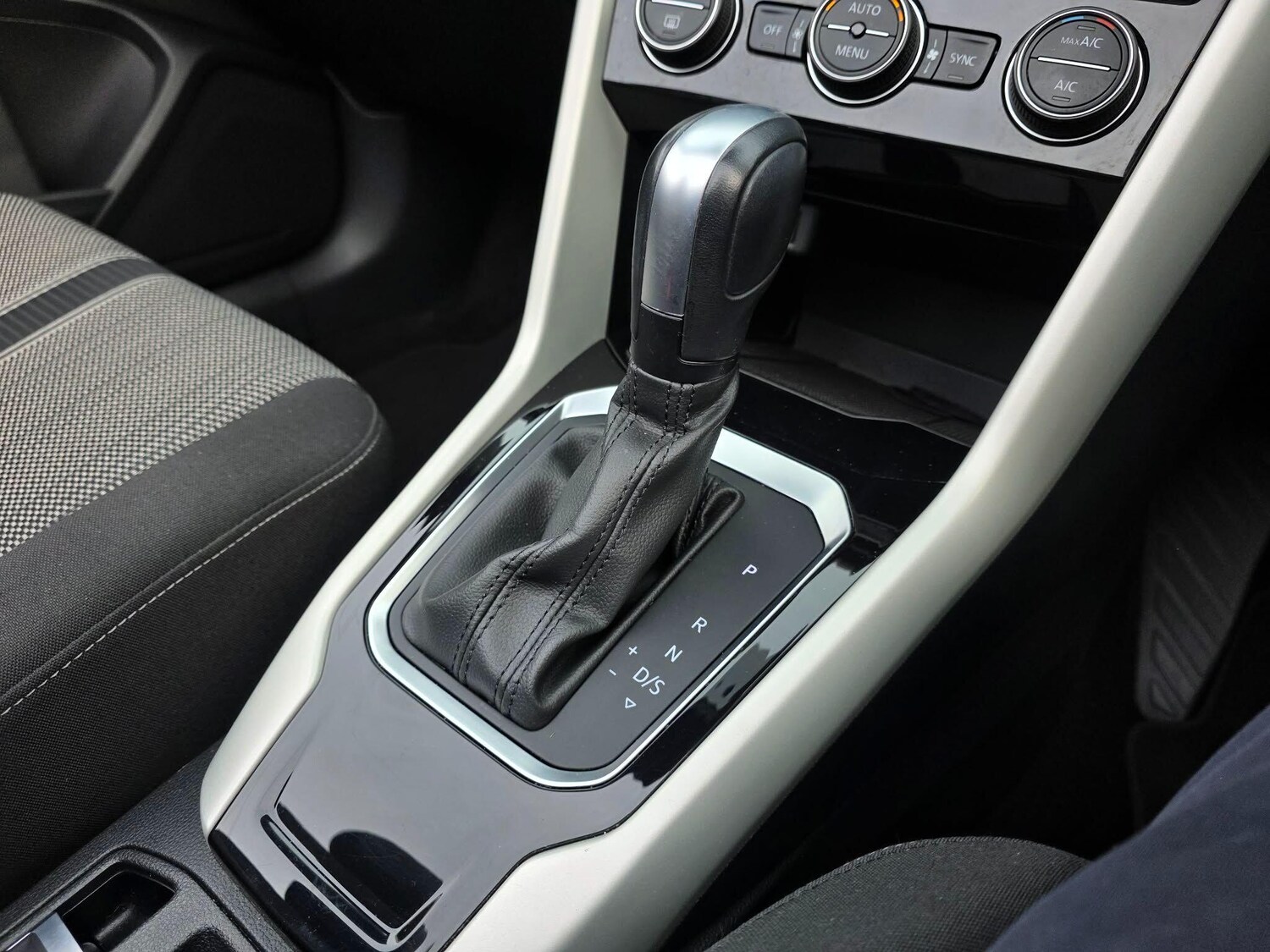 Used Volkswagen T-Roc for sale - 77695705: Photo 37