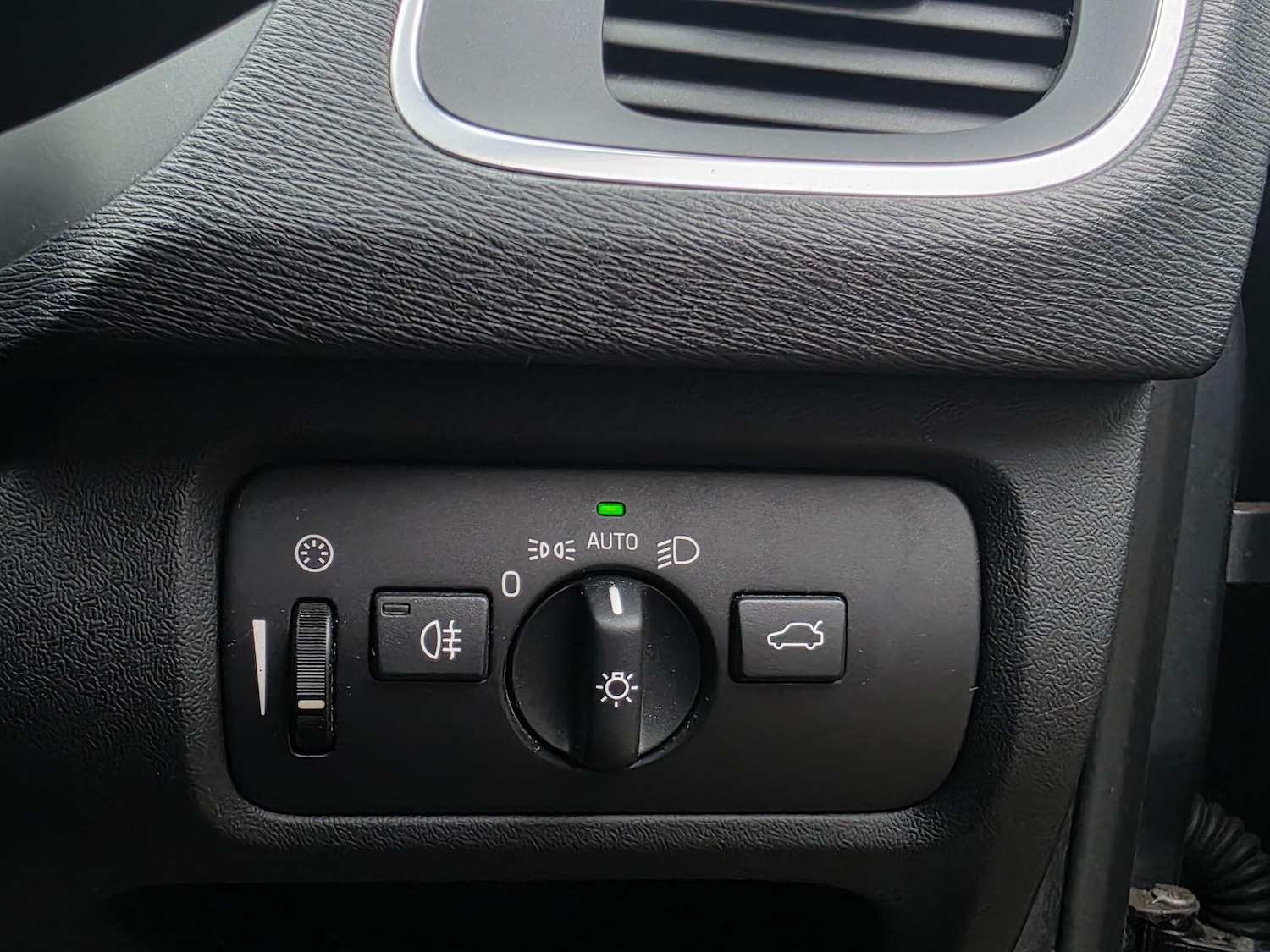 Used Volvo V40 2017 for sale - 78046890: Photo 29