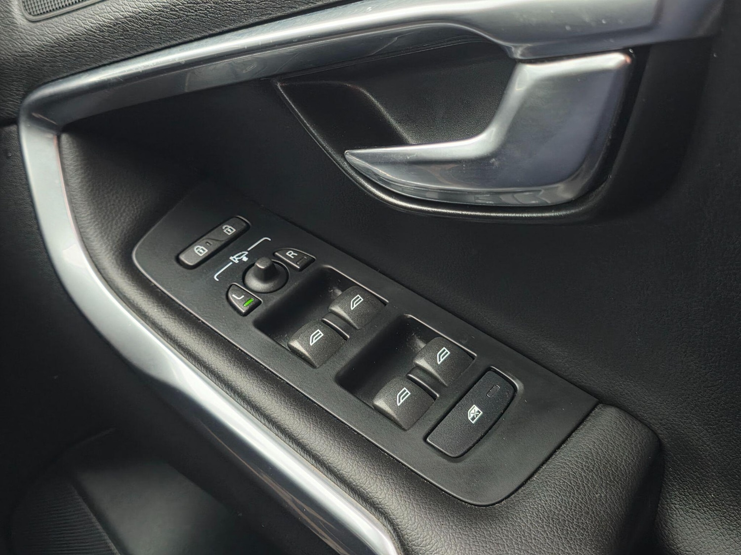 Used Volvo V40 2017 for sale - 78046890: Photo 30