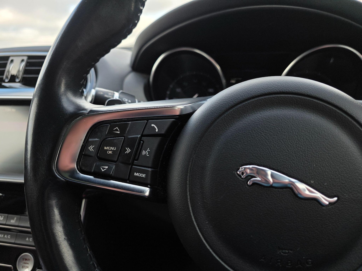 Used Jaguar XE 2016 for sale - 77440716: Photo 33