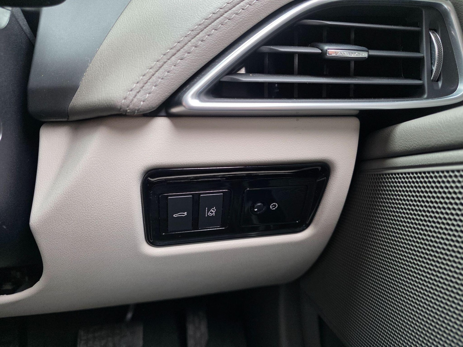 Used Jaguar XE 2015 for sale - 76599472: Photo 35