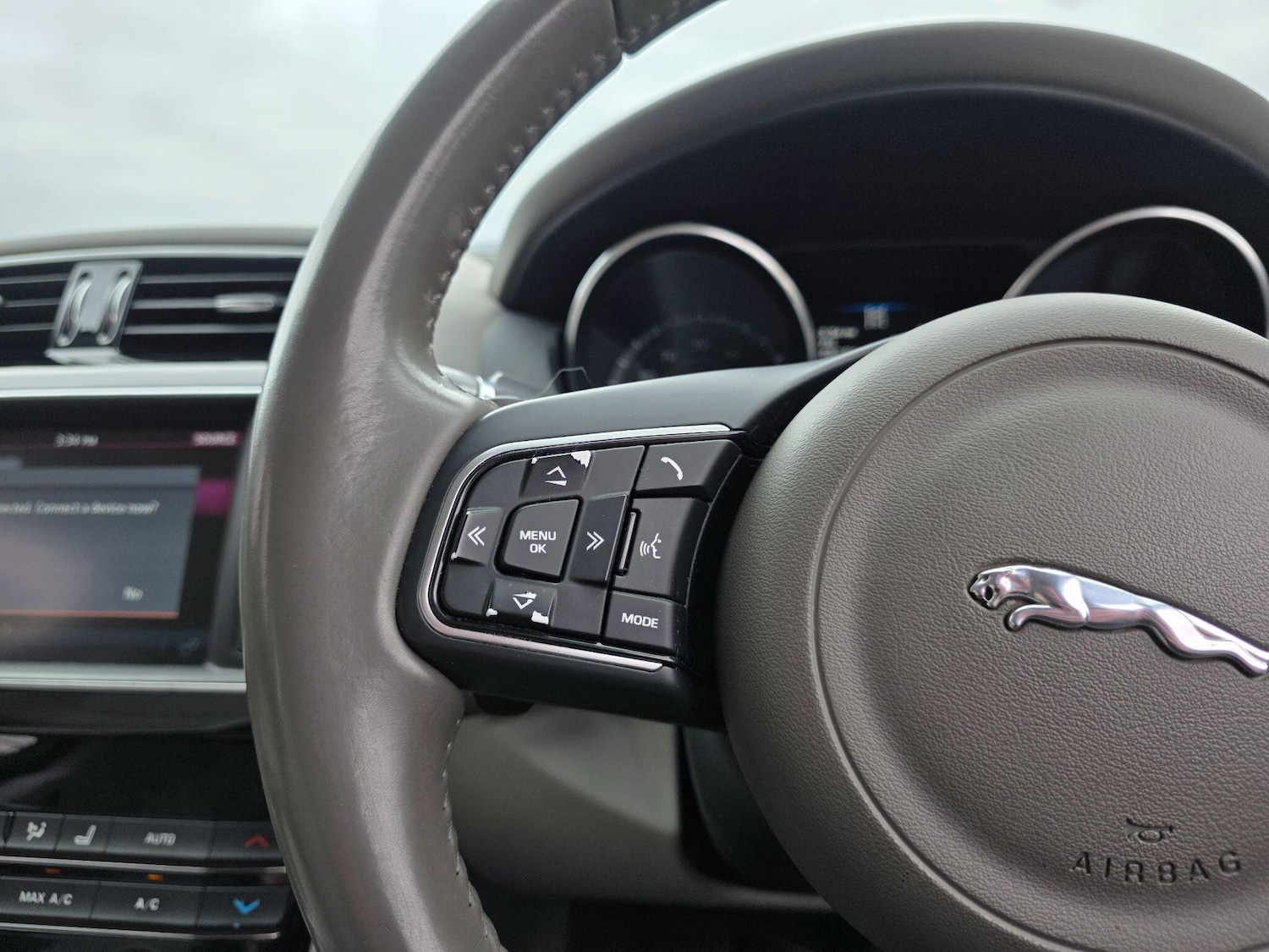 Used Jaguar XE 2015 for sale - 76599472: Photo 37