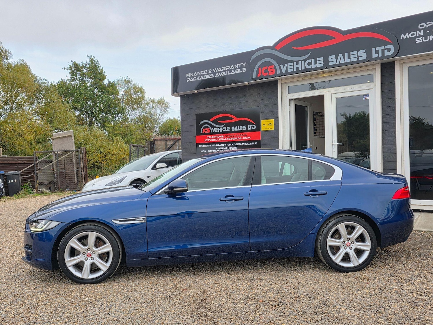 Used Jaguar XE 2015 for sale - 76599472: Photo 9