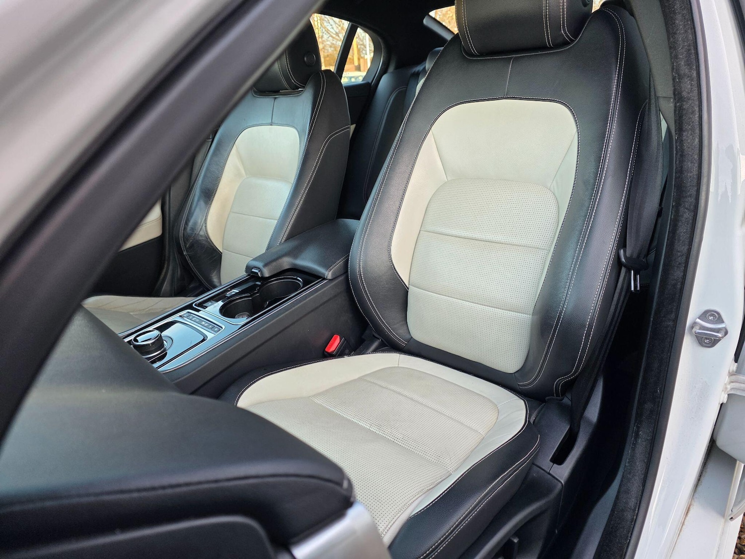 Used Jaguar XE 2016 for sale - 76912827: Photo 19