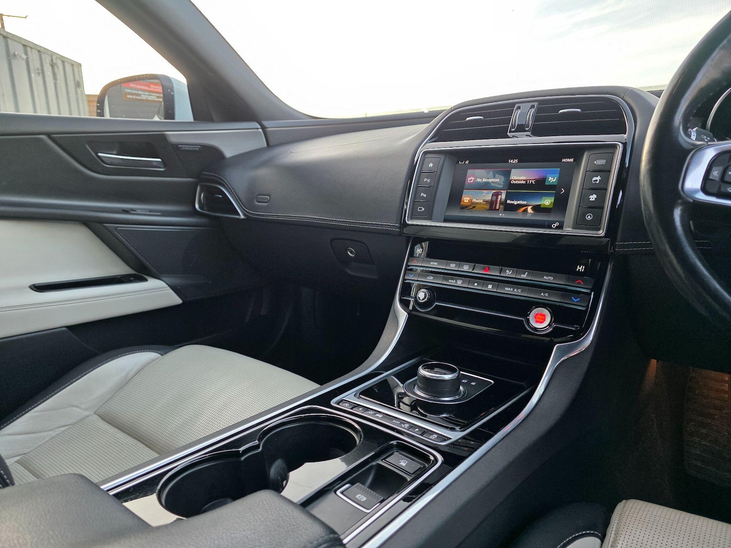 Used Jaguar XE 2016 for sale - 76912827: Photo 22