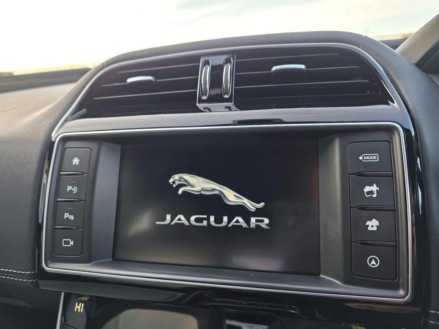 Used Jaguar XE 2016 for sale - 76912827: Photo 29