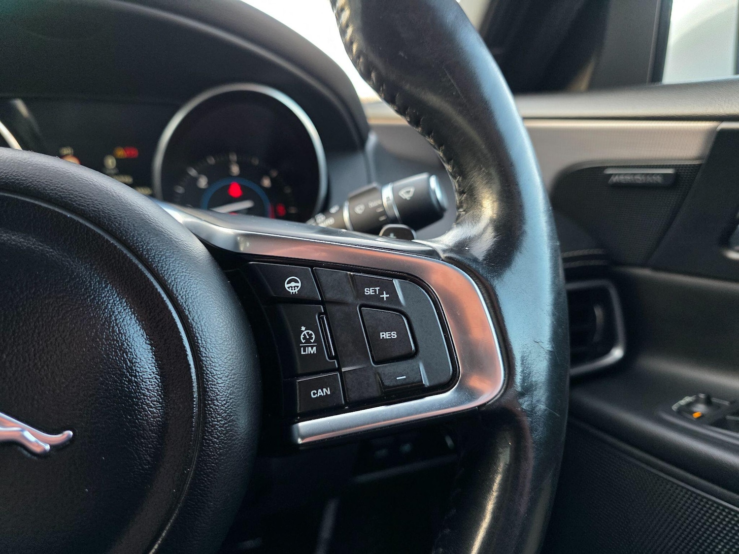 Used Jaguar XE 2016 for sale - 76912827: Photo 36