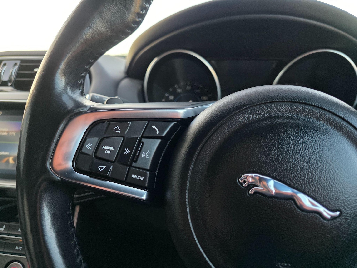 Used Jaguar XE 2016 for sale - 76912827: Photo 37