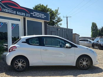 Used Peugeot 208 2015 for sale - 79192309: Photo