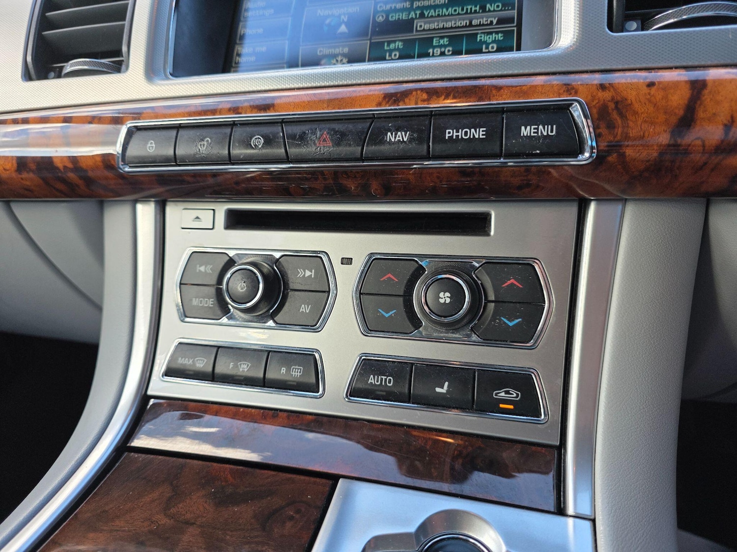 Used Jaguar XF 2014 for sale - 76989331: Photo 31