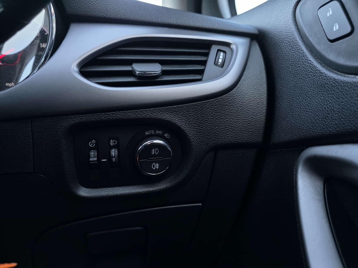 Used Vauxhall Astra 2018 for sale - 76689590: Photo 30