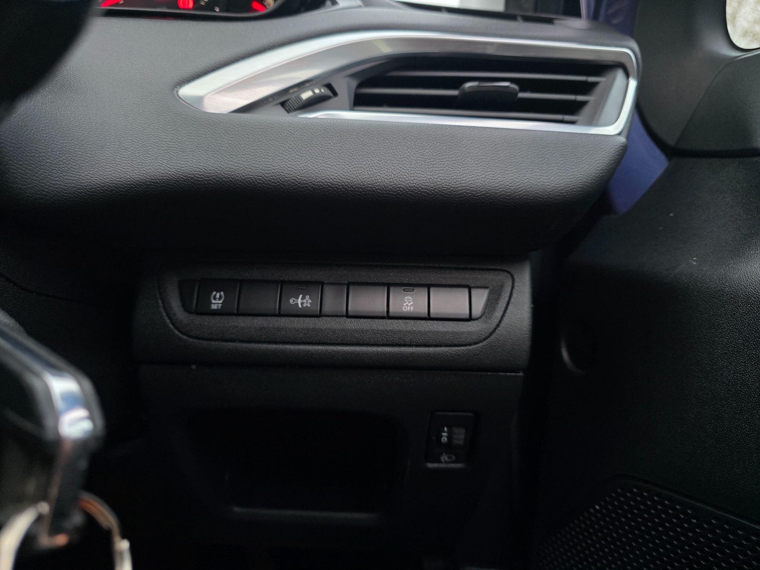 Used Peugeot 208 2015 for sale - 77994413: Photo 29