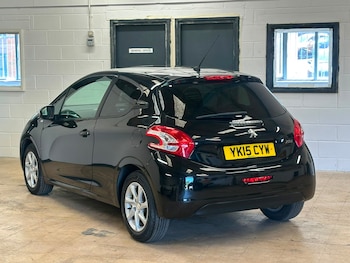 Used Peugeot 208 2015 for sale - 79255219: Photo