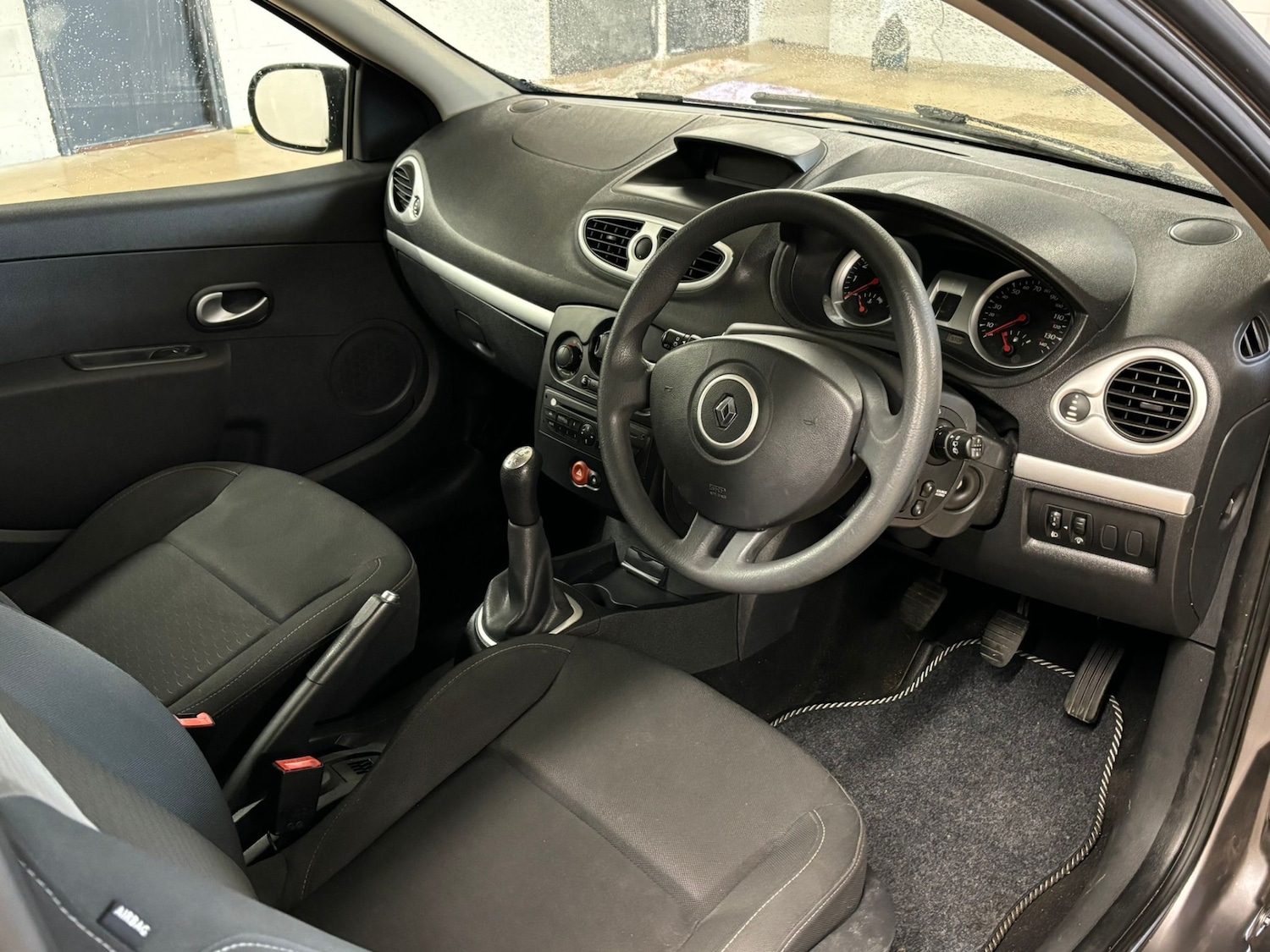 Used Renault Clio 2010 for sale - 77906308: Photo 17