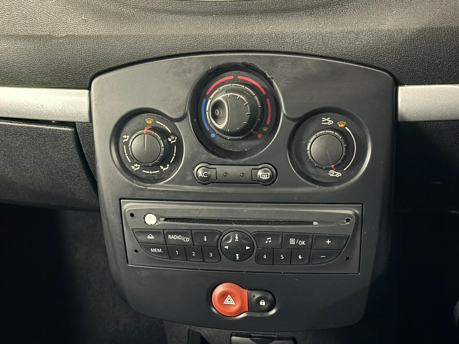 Used Renault Clio 2010 for sale - 77906308: Photo 24