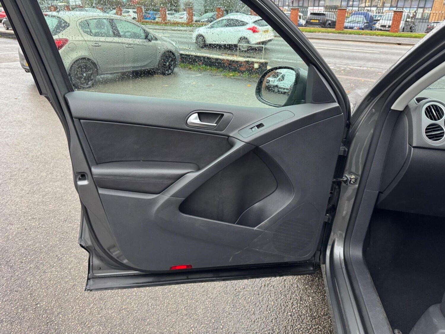 Used Volkswagen Tiguan 2011 for sale - 76576859: Photo 24