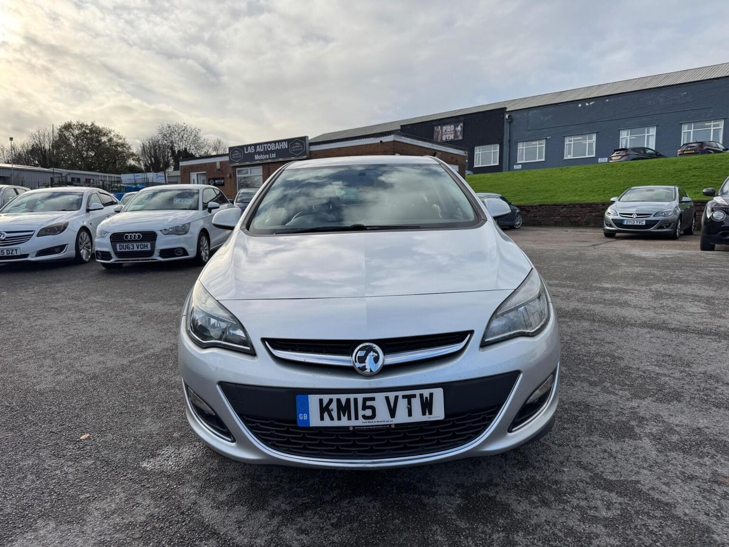 Used Vauxhall Astra 2015 for sale - 76637406: Photo 2