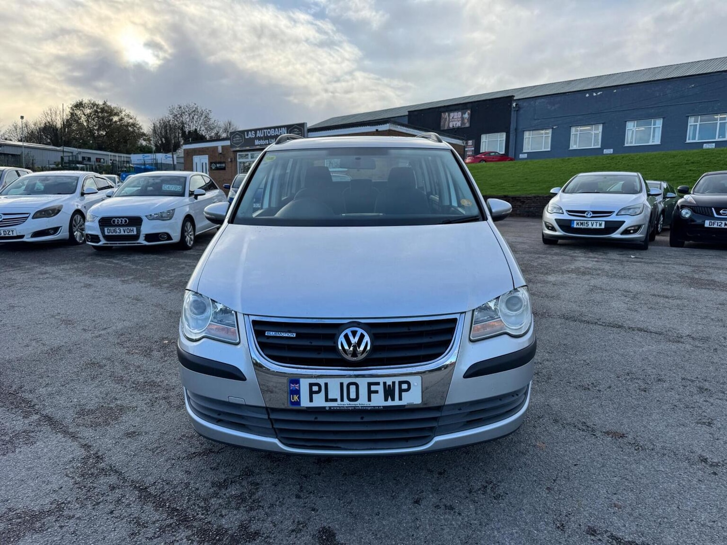 Used Volkswagen Touran 2010 for sale - 76637409: Photo 2