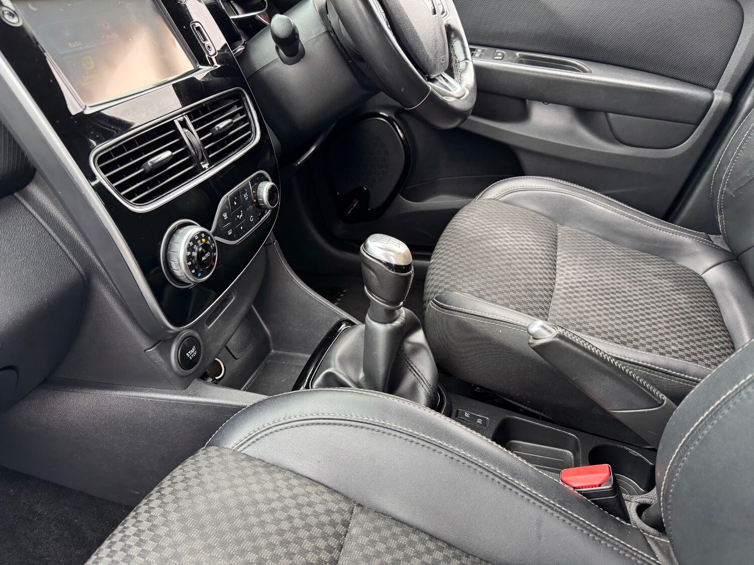 Used Renault Clio 2018 for sale - 77701172: Photo 25