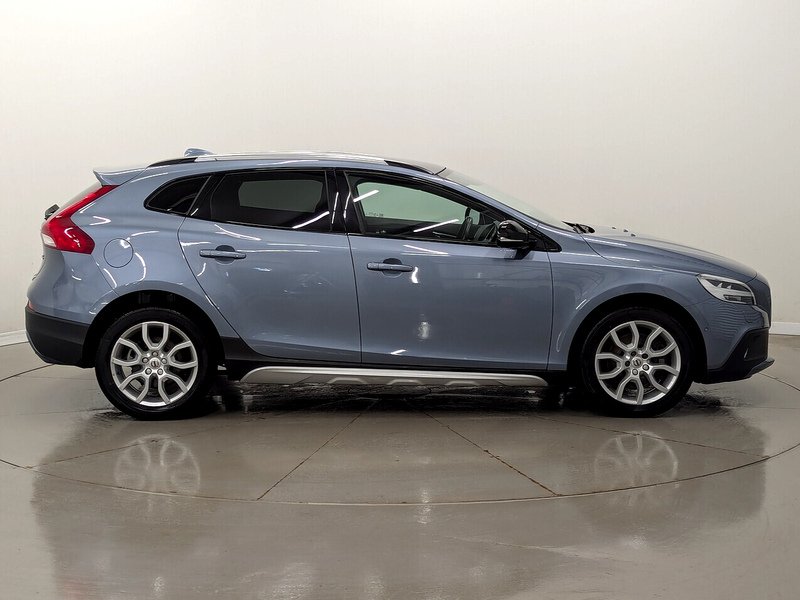 Used Volvo V40 2017 for sale - 77663395: Photo 2