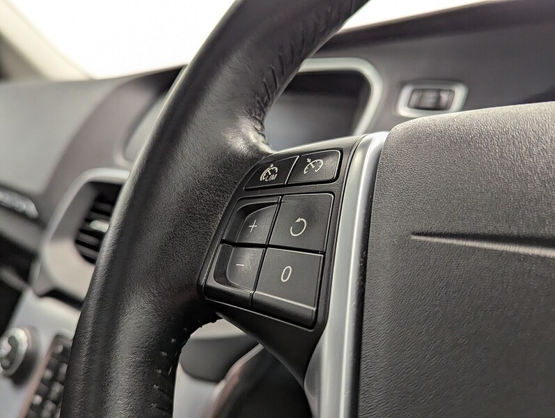 Used Volvo V40 2017 for sale - 77663395: Photo 25