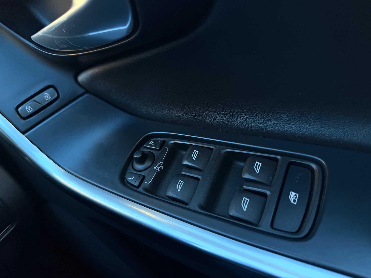 Used Volvo XC60 2017 for sale - 77053017: Photo 25