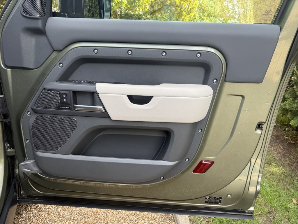 Used Land Rover Defender 90 2024 for sale - 77157402: Photo 32