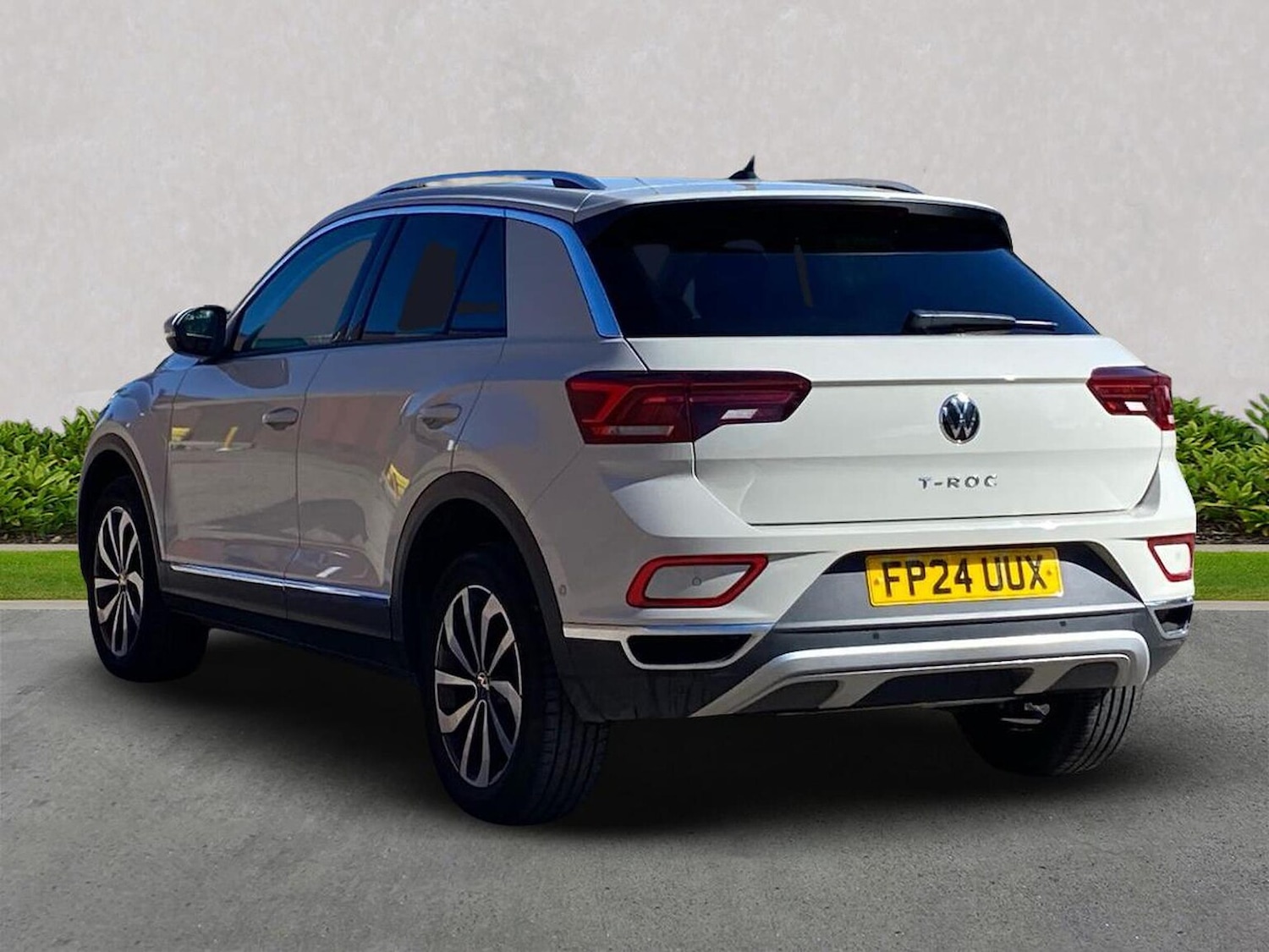 Used Volkswagen T-Roc 2024 for sale - 76030345: Photo 2