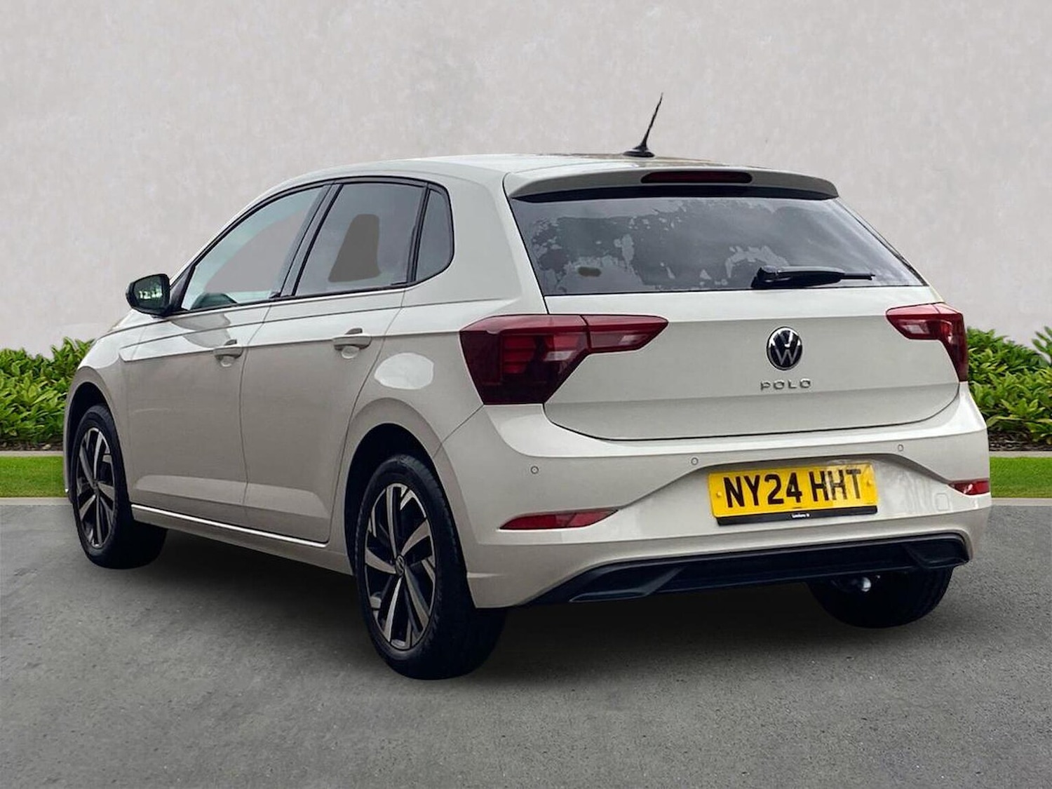 Used Volkswagen Polo 2024 for sale - 76320730: Photo 2