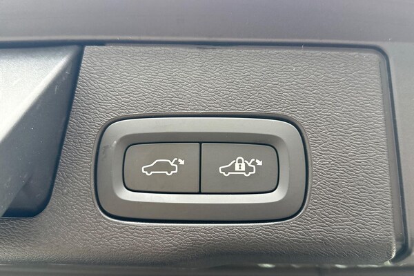 Used Volvo XC60 2025 for sale - 76194463: Photo 2