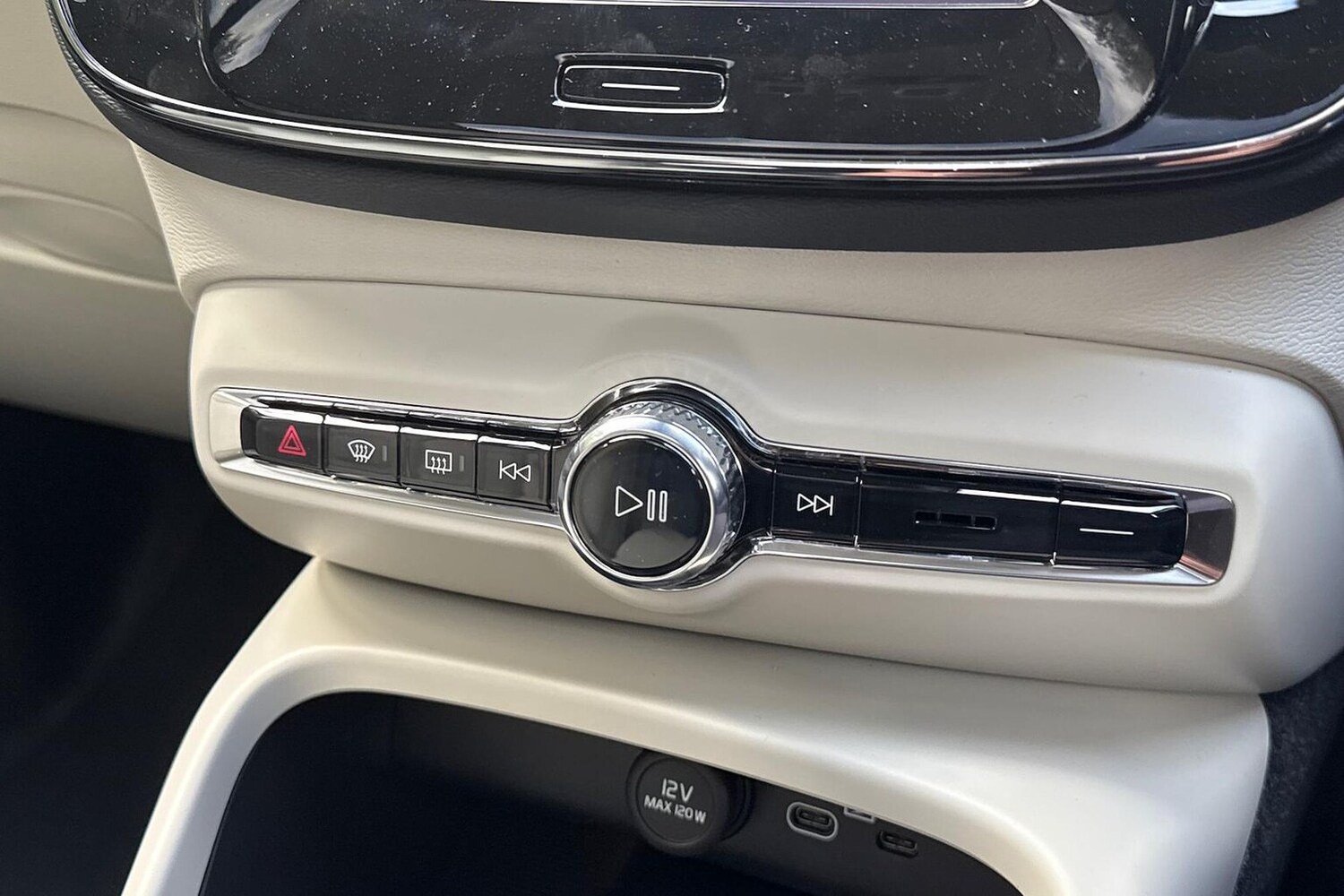 Used Volvo XC40 2025 for sale - 76076409: Photo 22
