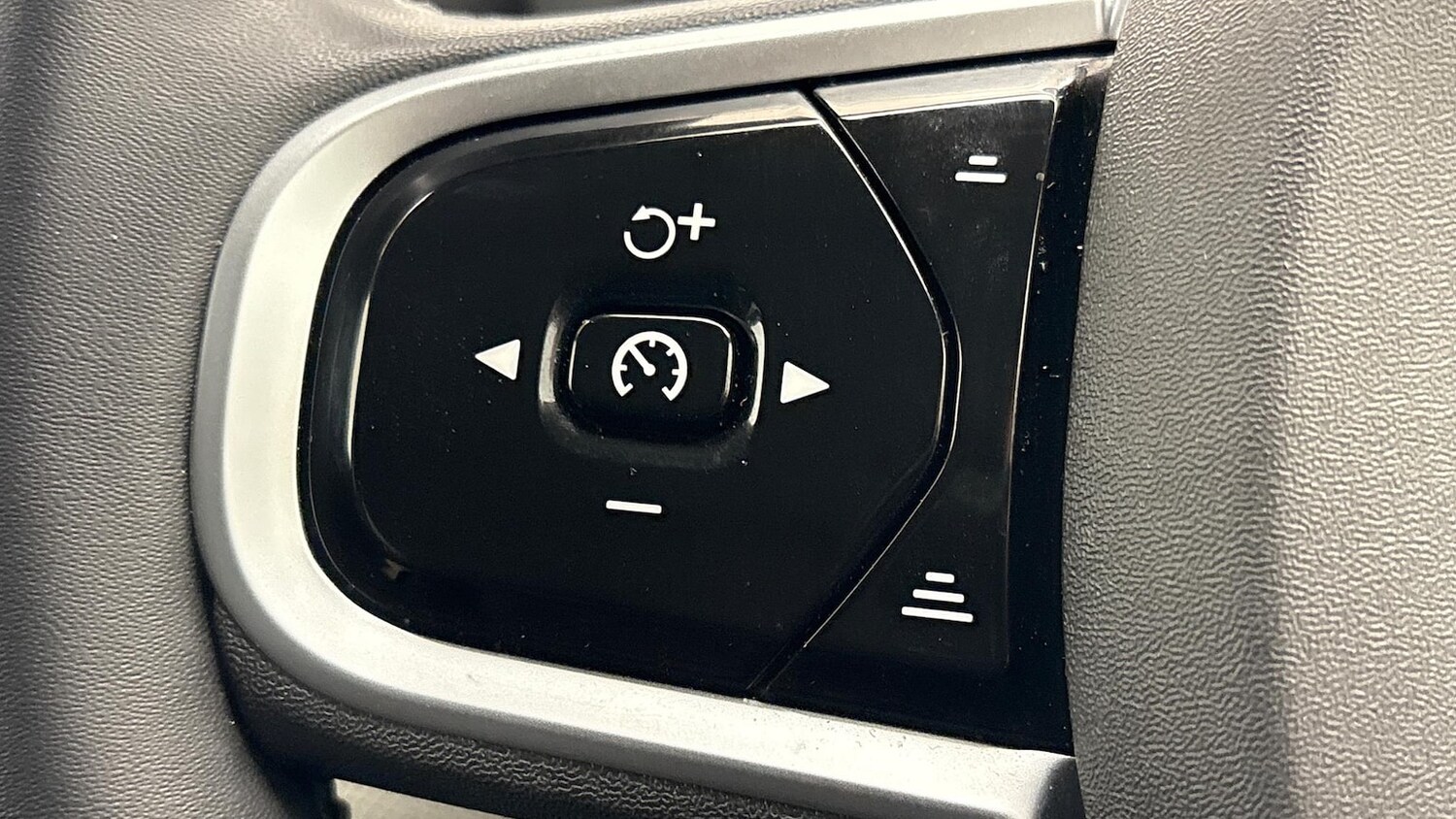 Used Volvo XC60 2025 for sale - 77813383: Photo 29