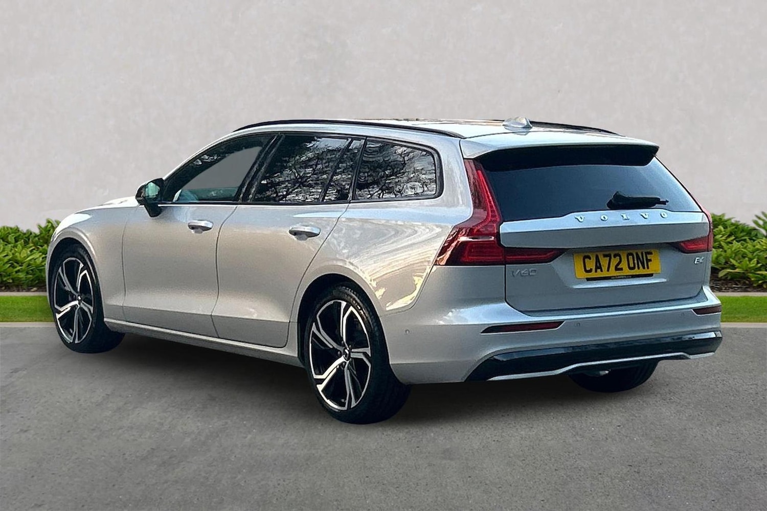 Used Volvo V60 2022 for sale - 78011616: Photo 2